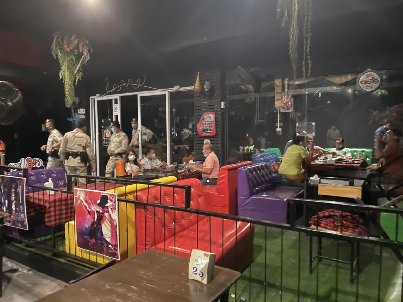 งามหน้า บุกจับสถานบริการฝ่าฝืน พ.ร.ก. ฉุกเฉิน กลางเมืองโคราช