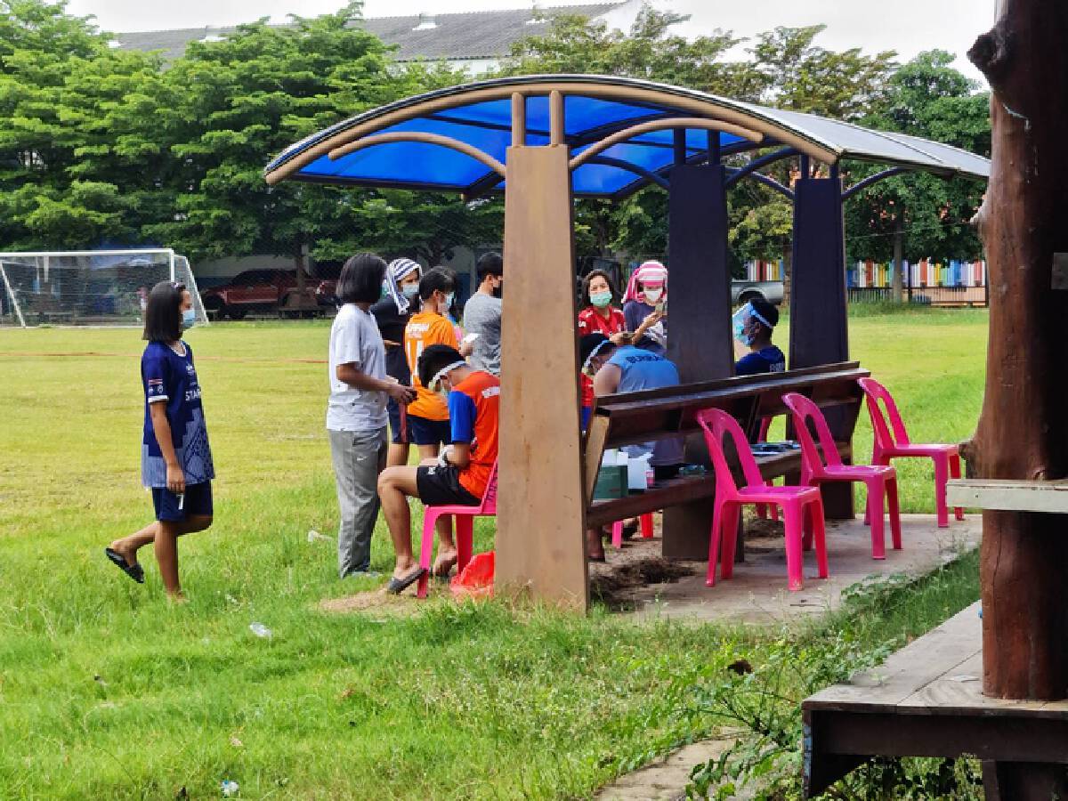 ผวาคลัสเตอร์นักฟุตบอลหญิงอะคาเดมี่โรงเรียนติดโควิด 15 คน