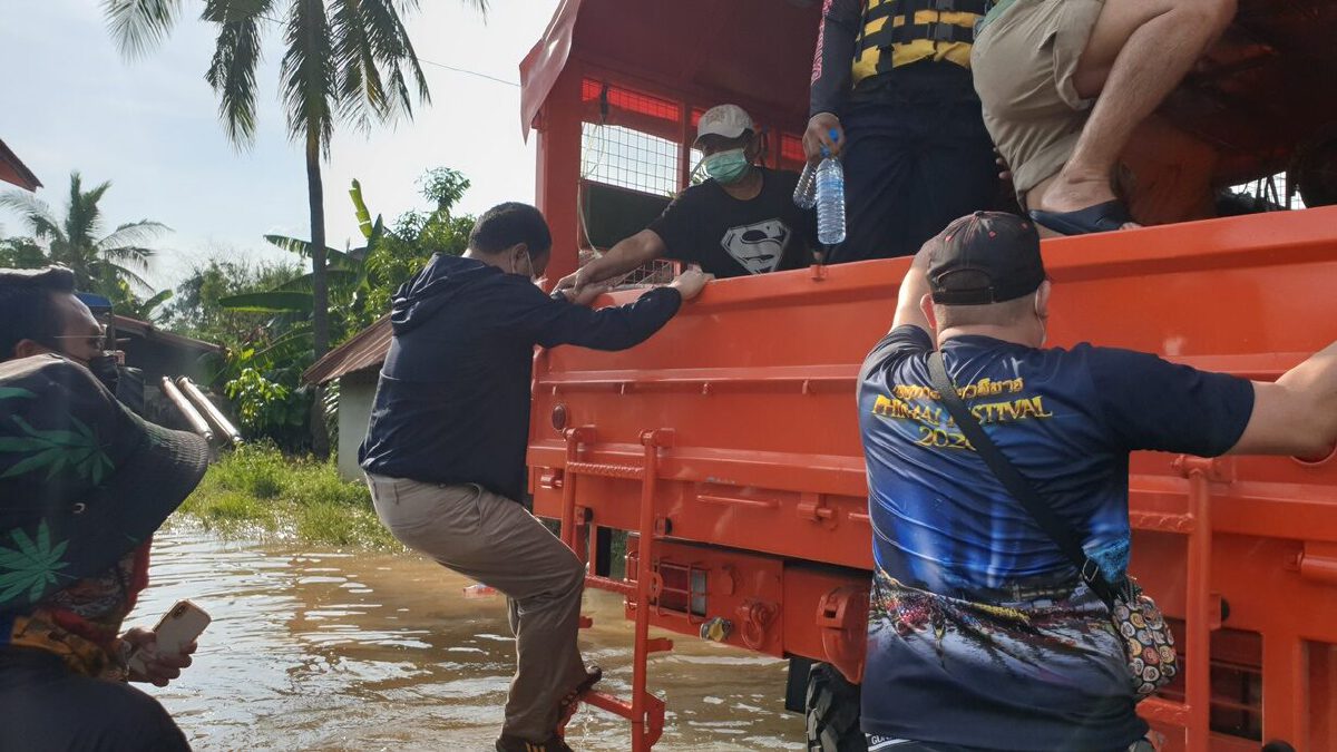 นาทีระทึก "ราเมศ โฆษก ปชป." ลงพื้นที่ช่วยน้ำท่วม