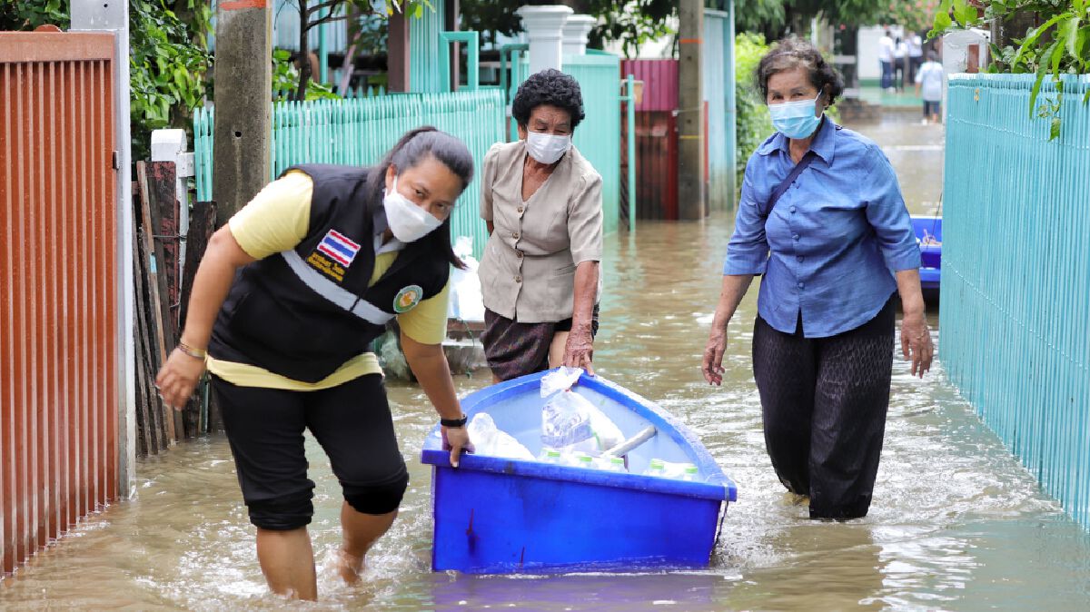 ยูเรกา ลงพื้นที่ปทุมธานี มอบถุงยังชีพช่วยเหลือผู้ประสบอุทกภัย