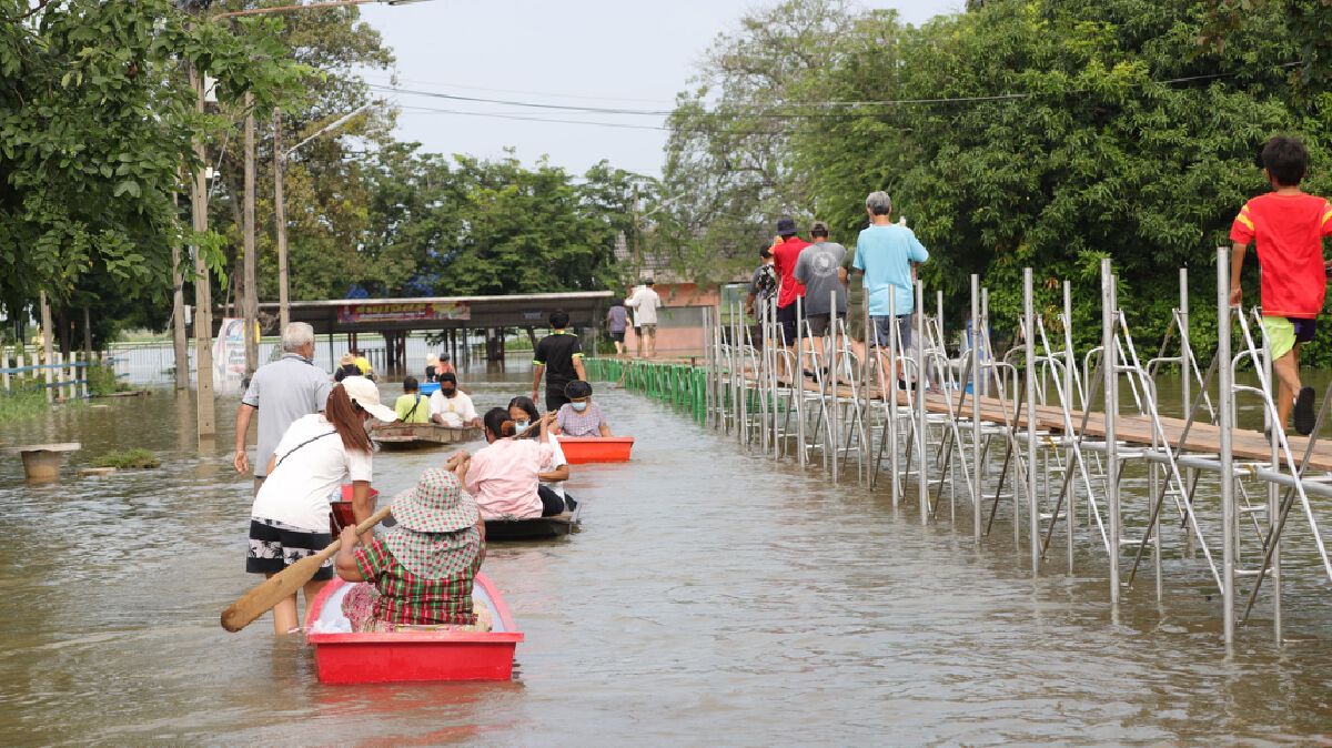 รมว.คมนาคม ลงพื้นที่มอบถุงยังชีพผู้ประสบอุทกภัย 3,300 ครัวเรือน