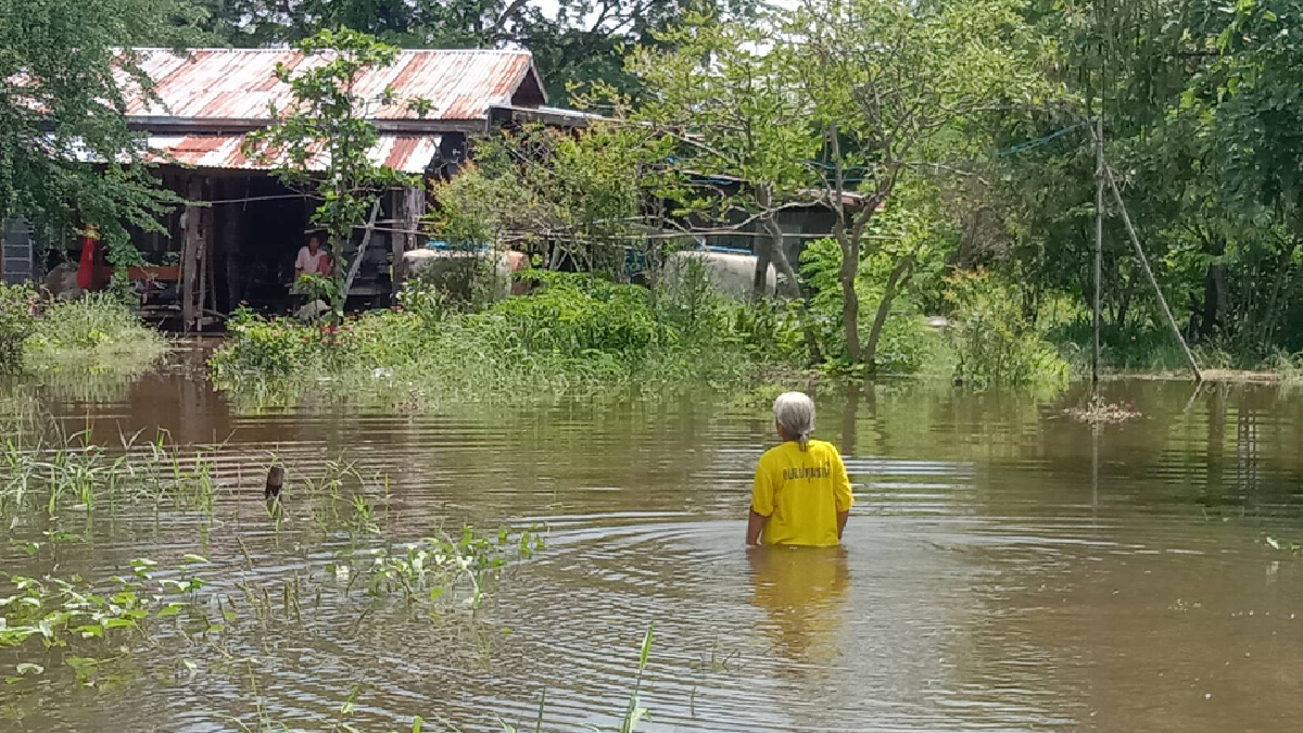 น้ำท่วมหมู่บ้านริมน้ำชาวบ้านต้องนำศพขึ้นเรือไปเผาหมู่บ้านอื่น