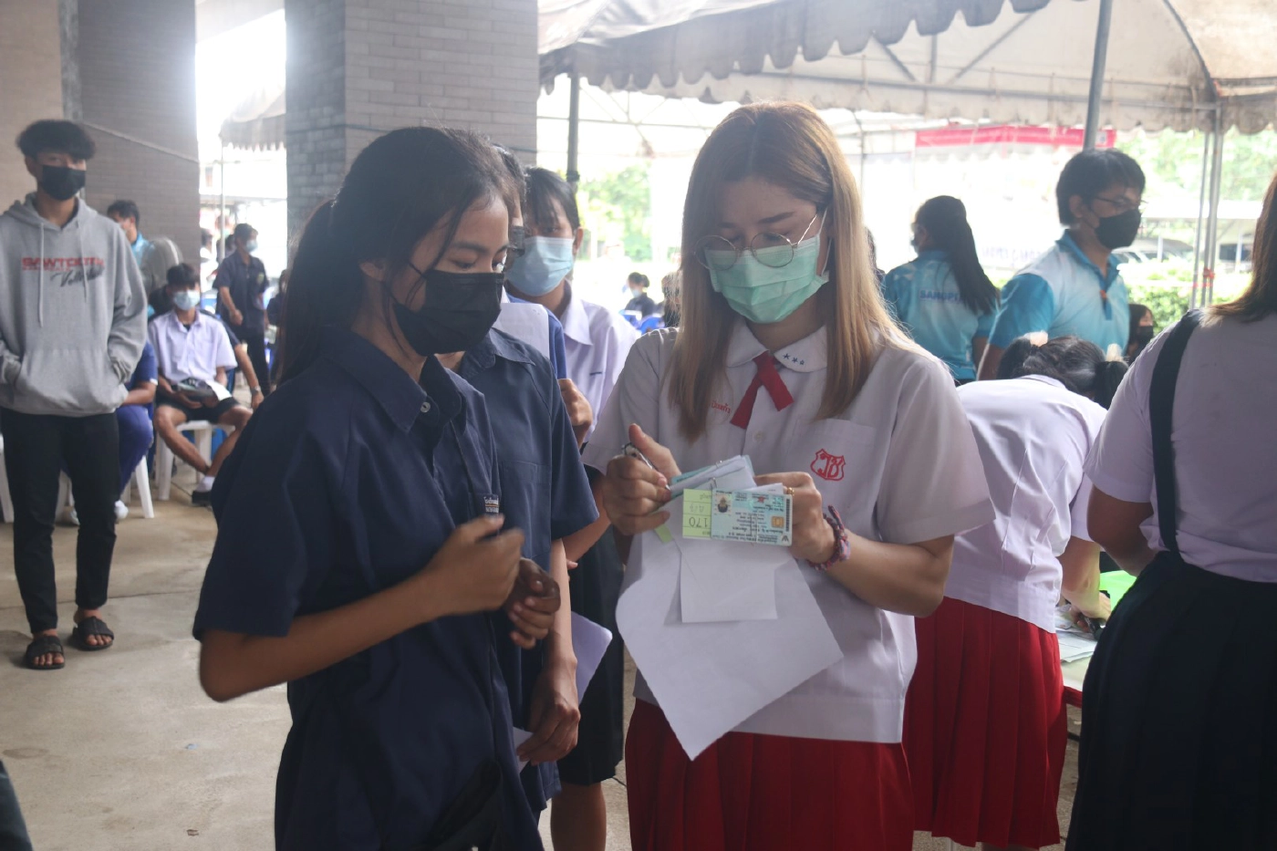 "จิตอาสา”แต่งชุดนร.-สร้างสีสันฉีดวัคซีน