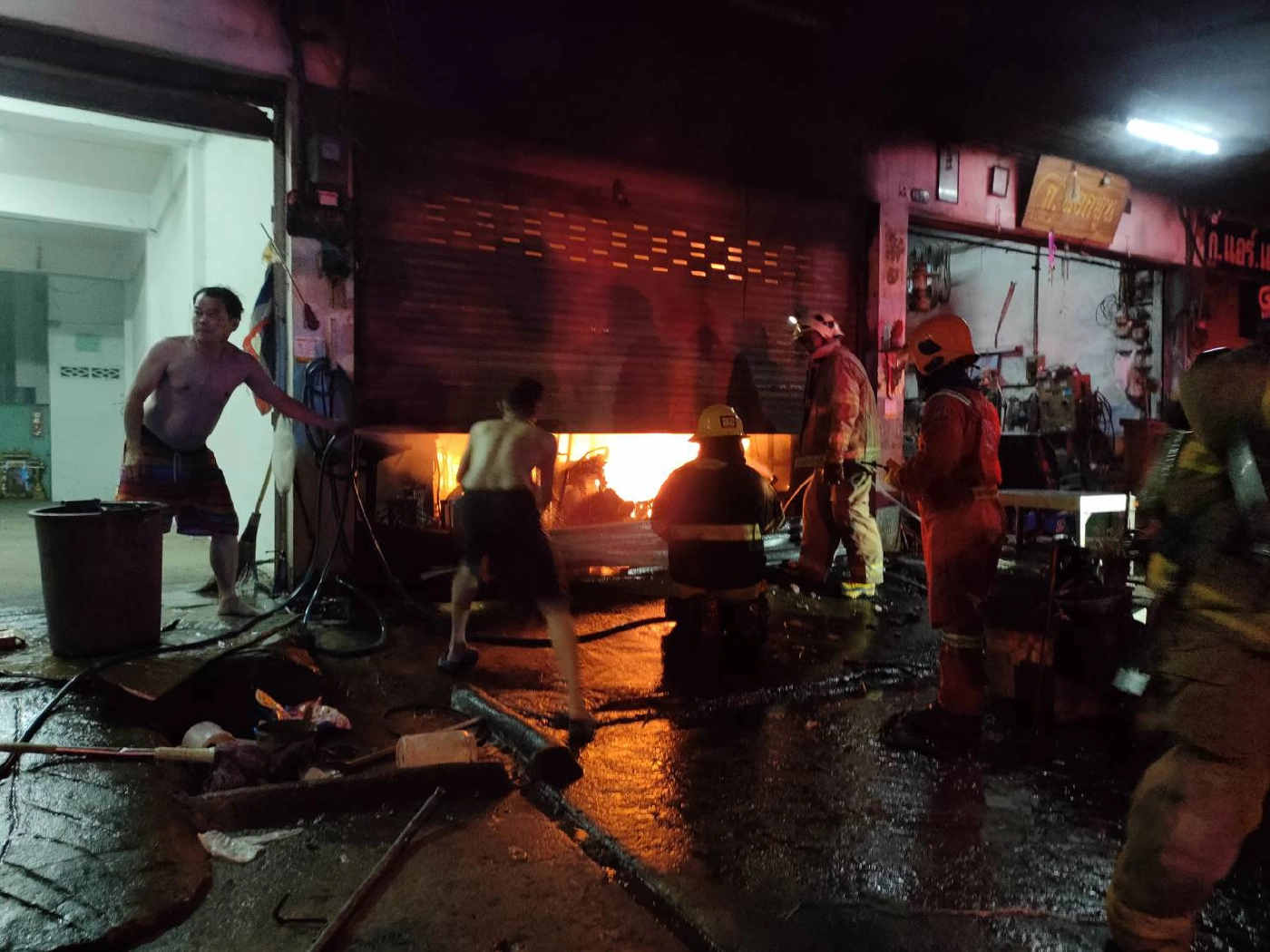 ไฟไหม้ร้านมอเตอร์เซอร์วิส 3 ชีวิตพ่อแม่ลูกหวิดถูกย่างสด