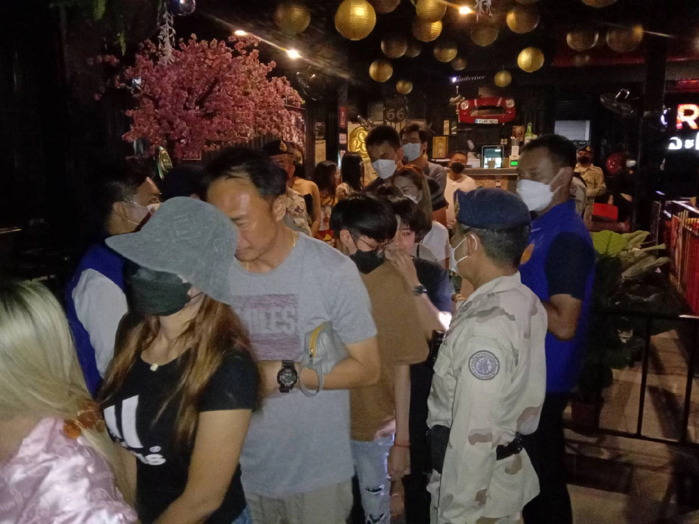 งามหน้า บุกจับสถานบริการฝ่าฝืน พ.ร.ก. ฉุกเฉิน กลางเมืองโคราช