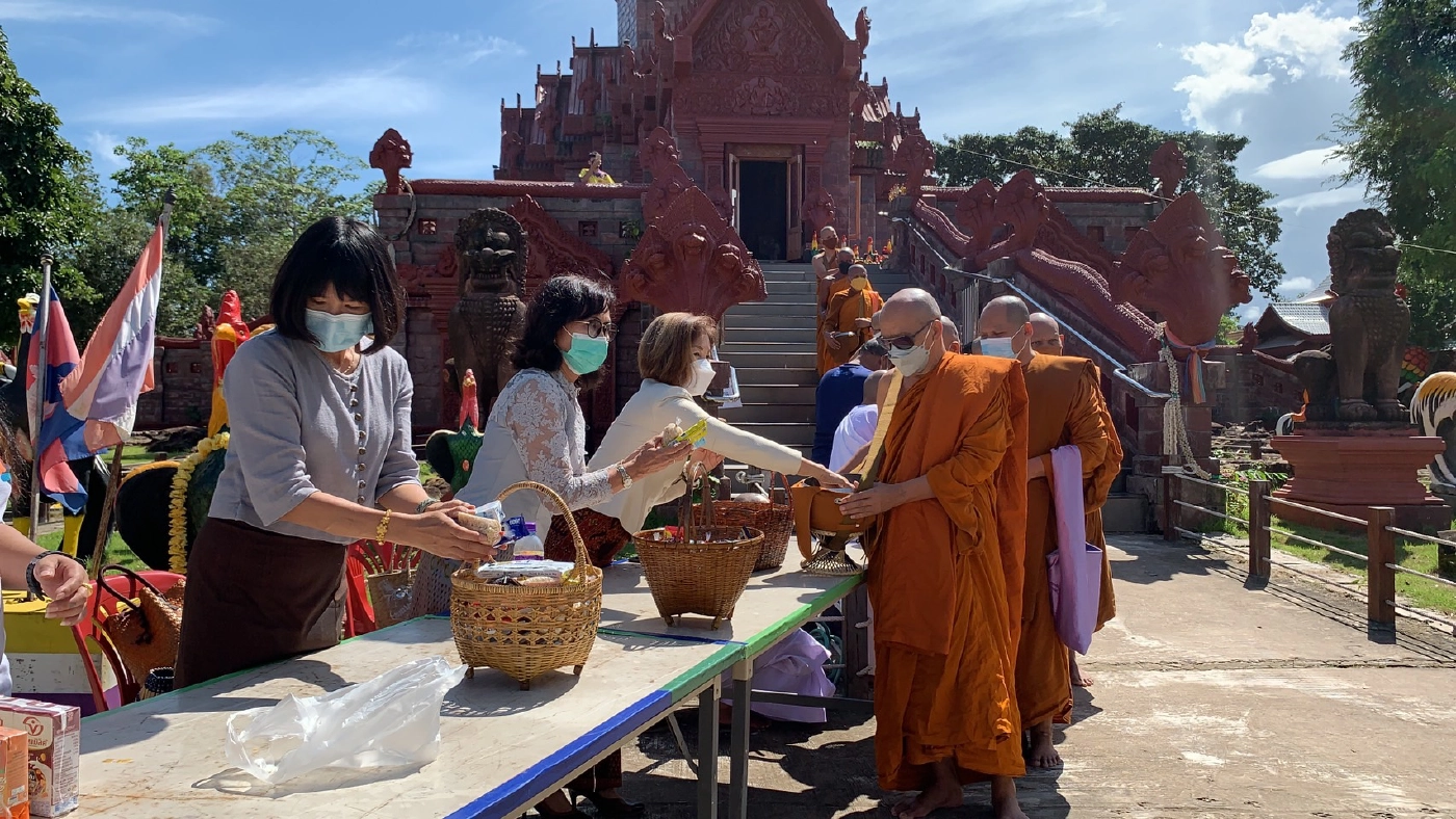 ชาวบ้านตามแนวชายแดน ทำบุญตักบาตรเทโว ที่วัดไพรพัฒนา