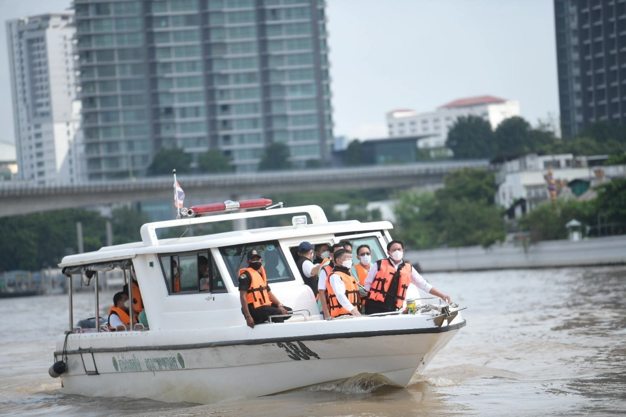 ผู้ว่าฯ อัศวิน ตรวจสถานการณ์น้ำในแม่น้ำเจ้าพระยา ยันไม่ท่วมเหมือนปี 54