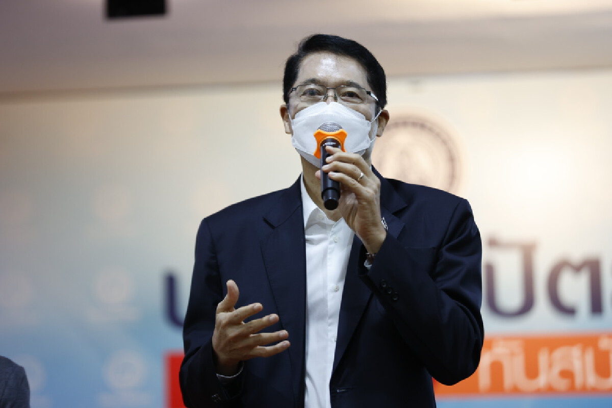 นายองอาจ คล้ามไพบูลย์ รองหัวหน้าพรรค และประธาน ส.ส. พรรคประชาธิปัตย์ 