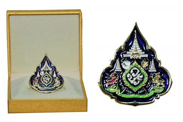 เข็มที่ระลึกตราสัญลักษณ์พระราชพิธีบรมราชาภิเษก