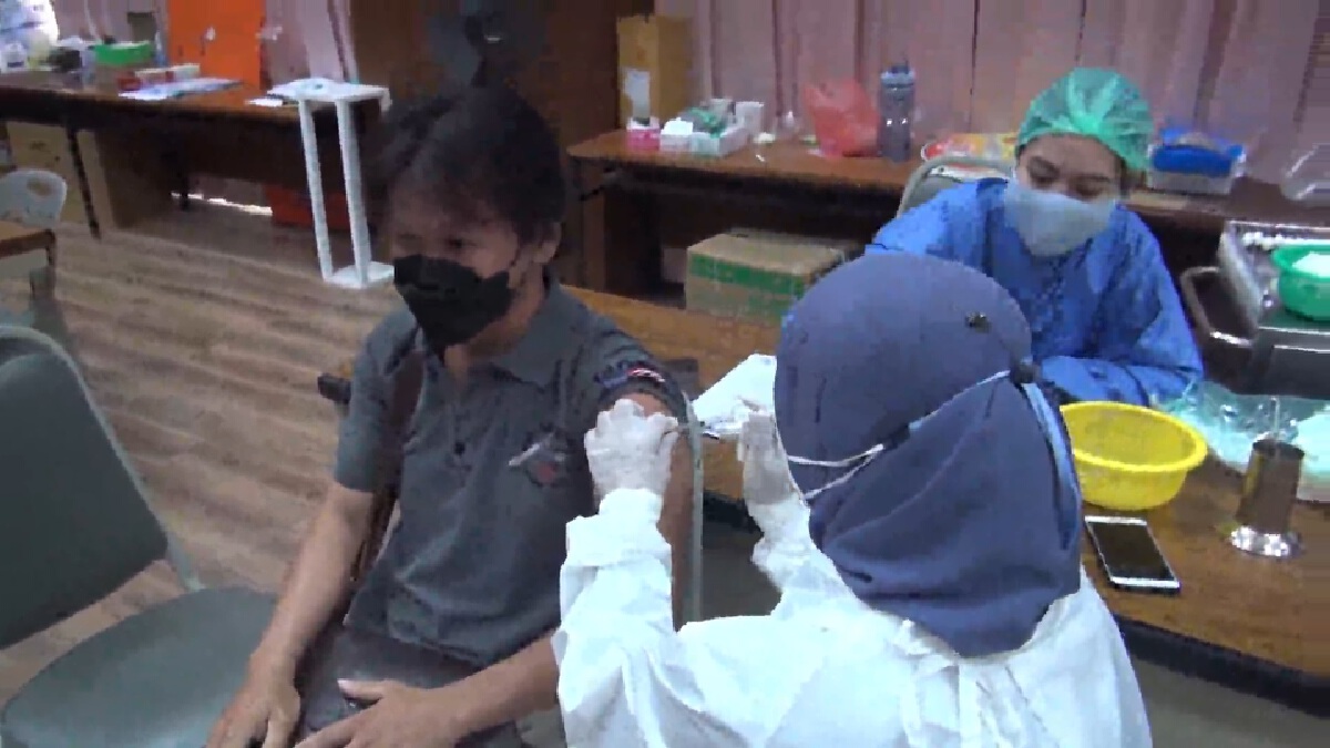 รพ.เบตง รุกฉีดวัคซีนผู้สูงอายุ หลังพบผู้ติดเชื้อเพิ่มขึ้นต่อเนื่อง