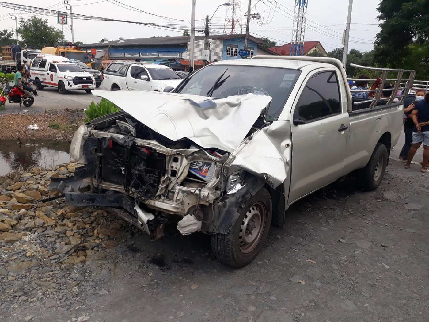 ภาพนาทีชีวิต จยย.ข้ามเลนถูกกระบะชนตาย 1 ศพ เจ็บ 3 ราย 