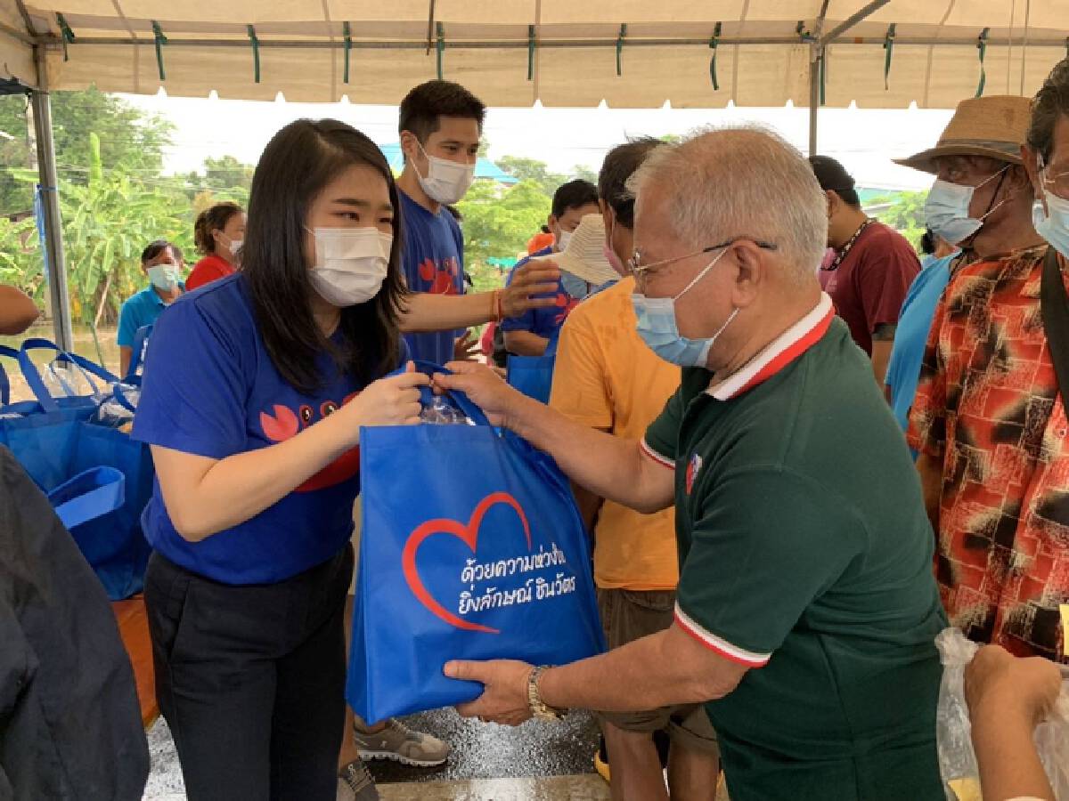 "ยิ่งลักษณ์" ส่งทีมงานมอบถุงน้ำใจให้ผู้ประสบภัยน้ำท่วมที่สิงห์บุรี