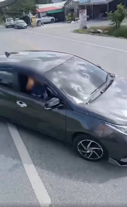 หมายเรียก "รถเก๋งหัวร้อน" ชักอาวุธปืนขู่รถสิบล้อ