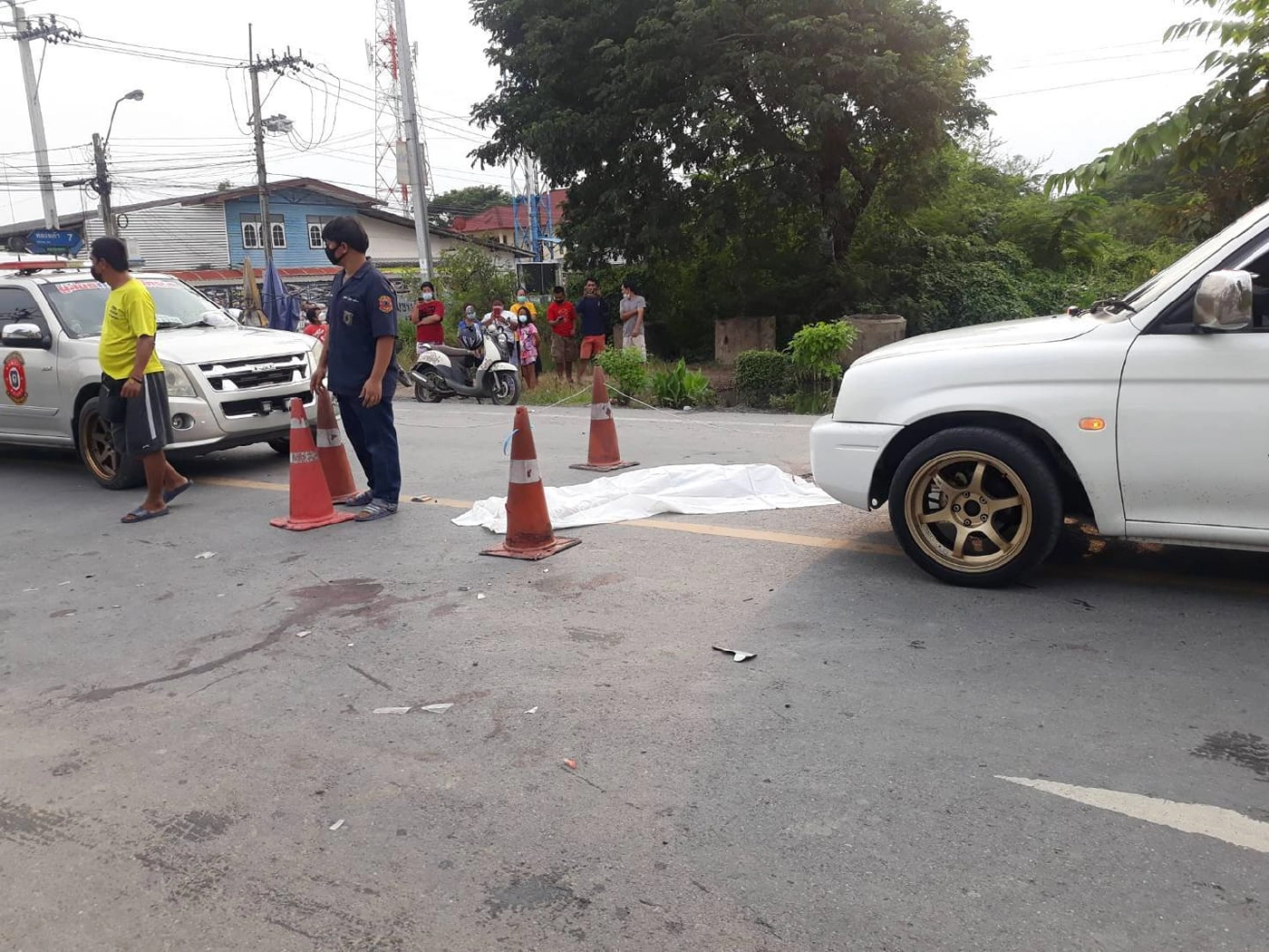 ภาพนาทีชีวิต จยย.ข้ามเลนถูกกระบะชนตาย 1 ศพ เจ็บ 3 ราย 