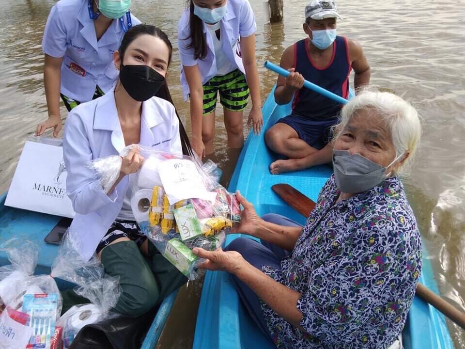 “ดร.ม่านฟ้า” นำทีมหมอเปลี่ยนชุดริมถนน ลุยน้ำท่วมตรวจโรคผู้สูงอายุ