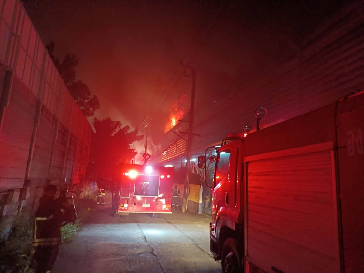 ด่วน!! เพลิงไหม้โรงงานรองเท้า ซอยกิ่งแก้ว 9/1 เจ้าหน้าที่อยู่ระหว่างเร่งควบคุมเพลิง