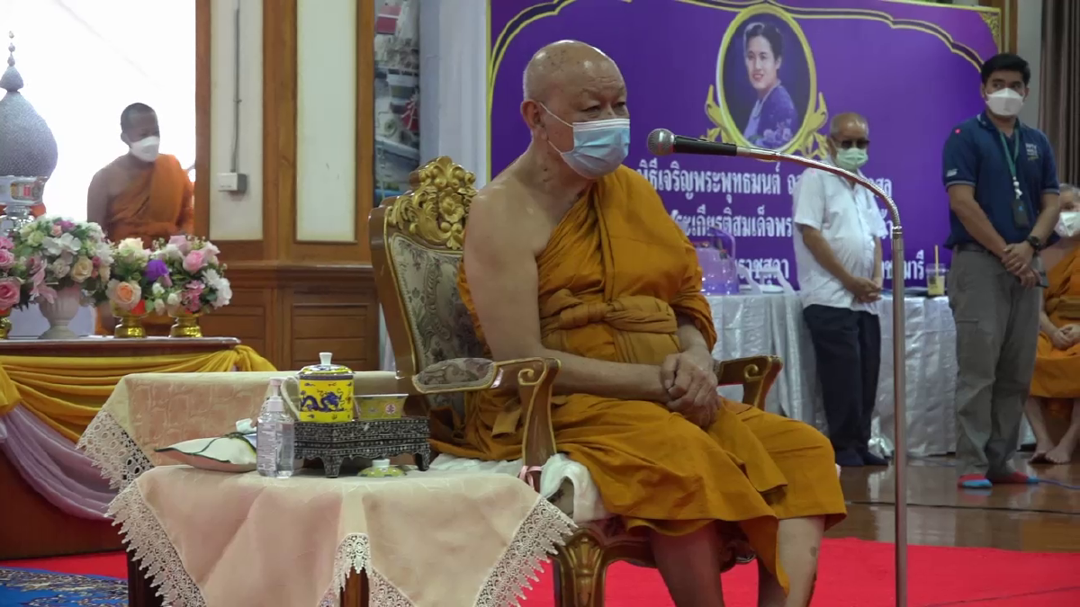 พุทธศาสนิกชนในจังหวัดปทุมธานีเข้าถวายให้กำลังใจ