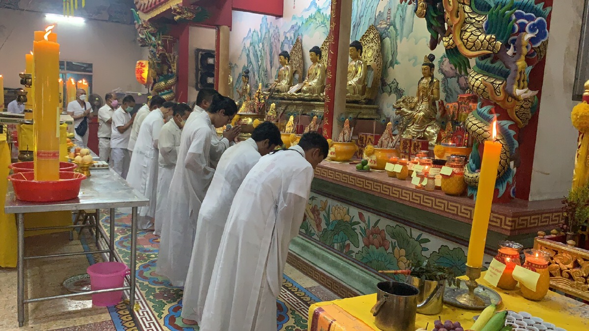 ร่วมพิธีเดินภาวนาเวียนธูปและผ่าเต้าคืนสุดท้าย