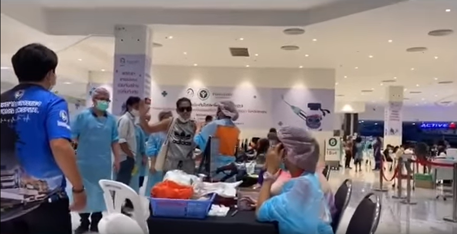 แชร์สนั่น "มนุษย์ป้า" ขู่พยาบาลฉีดวัคซีนเจ็บระวังโดนตบ!!
