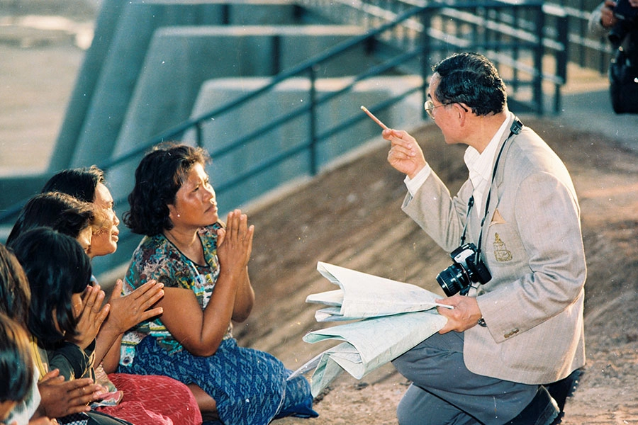 ในหลวง ร.๙ ที่ปวงชนชาวไทยคิดถึง น้อมรำลึกถึง “ นักเดินทางผู้ยิ่งใหญ่ ”