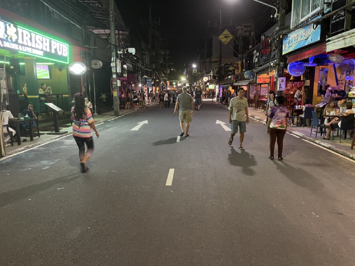 คืนชีพป่าตอง นทท.ต่างชาติแห่เที่ยวซอยบางลาคึกคัก