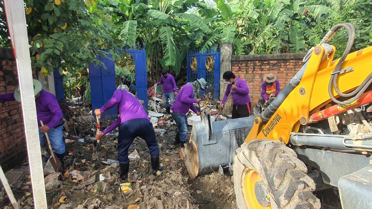 อบจ.นครสวรรค์ นำกำลังกองช่าง ฝ่ายบรรเทาฯ พร้อมรถน้ำ ลุย Big Cleaning Day