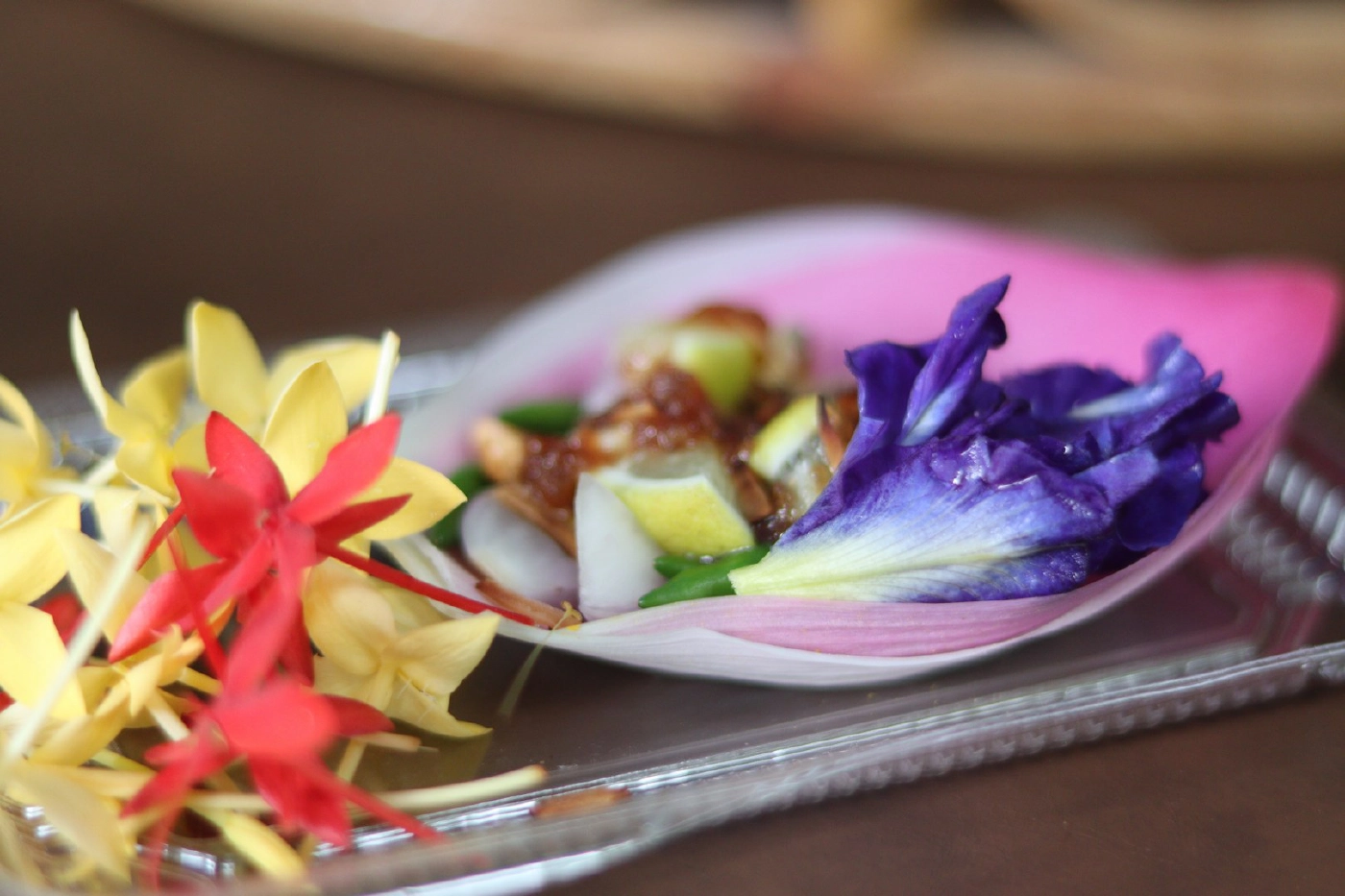 "เมี่ยงคำดอกบัวหลวง"ฝีมือจิตอาสาหารายได้เข้าวัดวังหิน บูรณะศาสนสถาน