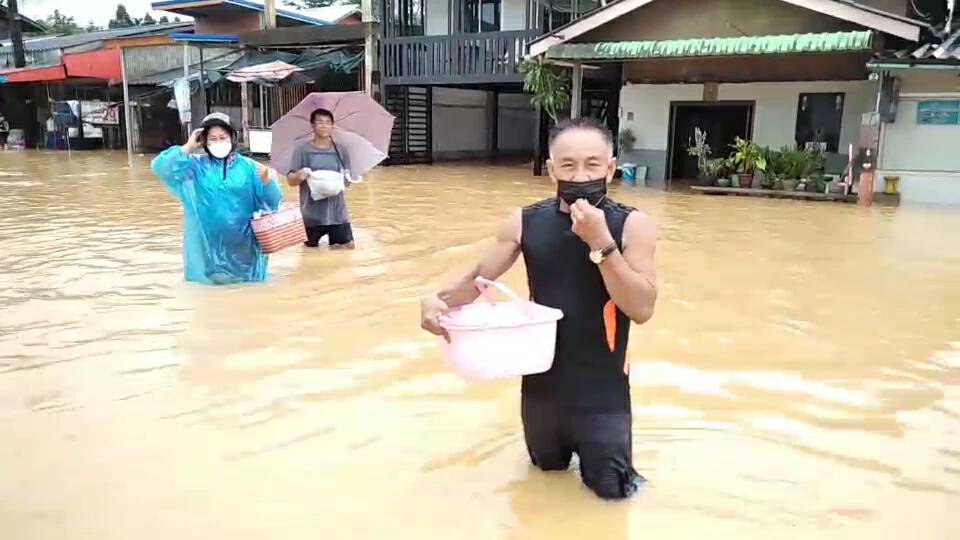 ระนองน้ำท่วมหลายพื้นที่ดินถล่มเส้นทางสัญจรไม่ได้