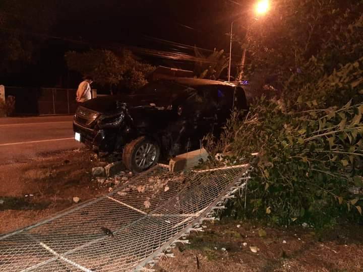 ซิ่งกระบะฝ่าสายฝนตามง้อแฟนสาว-ชนรั้วพังยับ