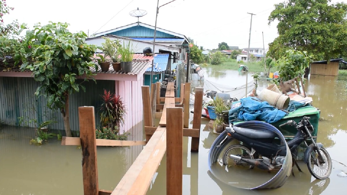 สุดรันทดหญิงตาบอดเดินลุยน้ำอยู่ในบ้านขอส้วม-ถุงยังชีพ