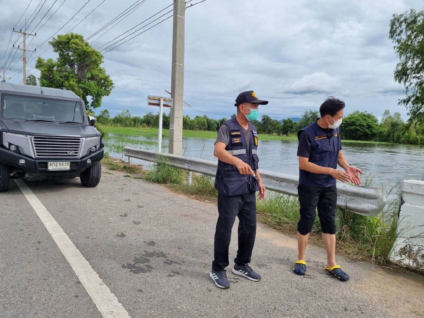 ผู้ว่าฯติดตามสถานการณ์น้ำในบ้านหมี่ หลังฝนตกต่อเนื่องหวั่นน้ำท่วมรอบสอง