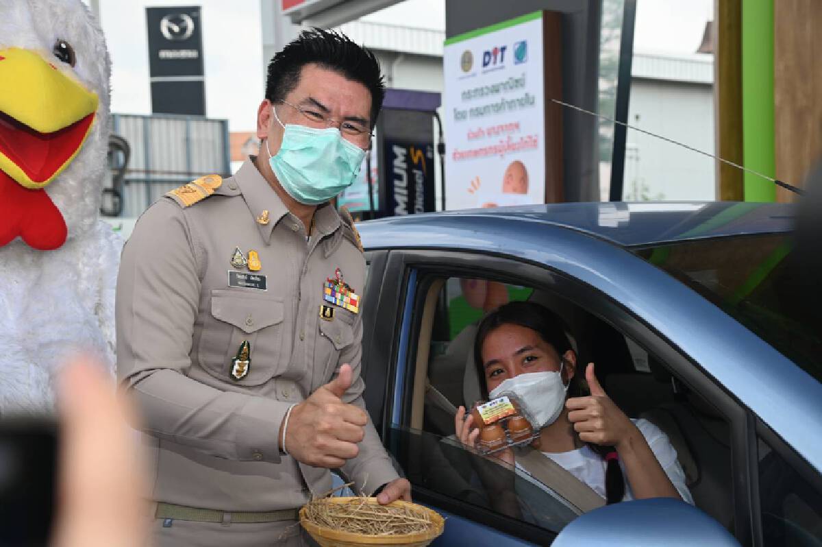 พาณิชย์จับมือ 3 ปั๊มจัดโปรฯ เติมน้ำมันแถมไข่แก้ล้นตลาด