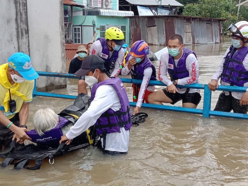 ผกก.เมืองย่าโมนำทีมลุยช่วยเด็กผู้สูงอายุป่วยติดเตียง