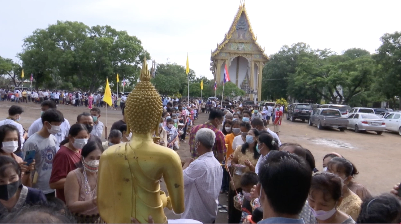 หนึ่งเดียวในโลก ชาวไทยเบิ้งลพบุรี สืบสานประเพณี 100 ปี ตักบาตรลูกอม