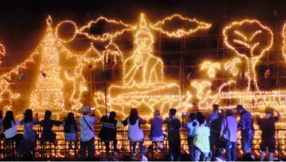 ประเพณีไหลเรือไฟ วิถีชาวอีสาน เปิดประวัติความเป็นมาและความสำคัญ