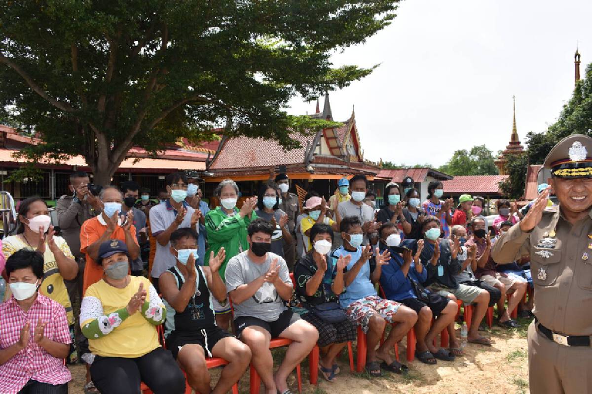 ผู้การอ่างทองลงเรือมอบถุงยังชีพช่วยเหลือชาวบ้าน