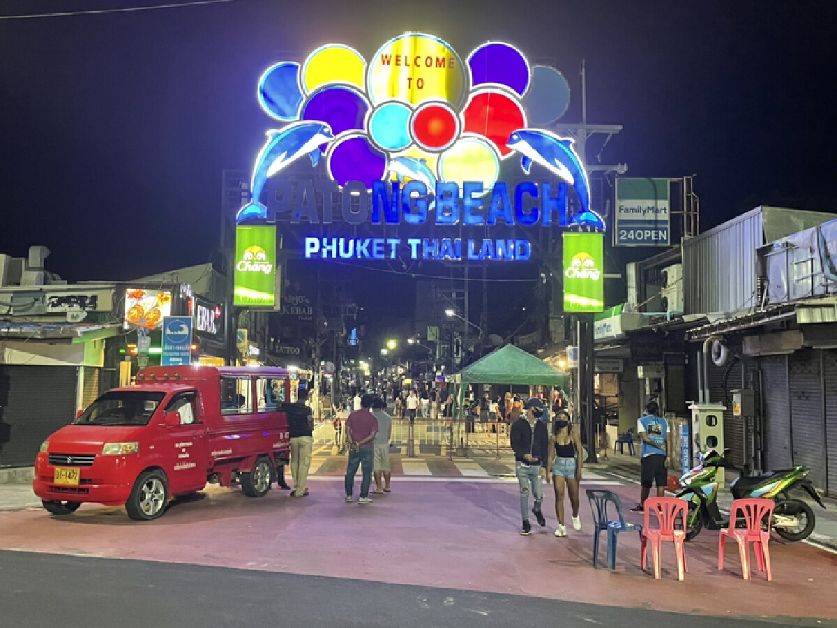 คืนชีพป่าตอง นทท.ต่างชาติแห่เที่ยวซอยบางลาคึกคัก