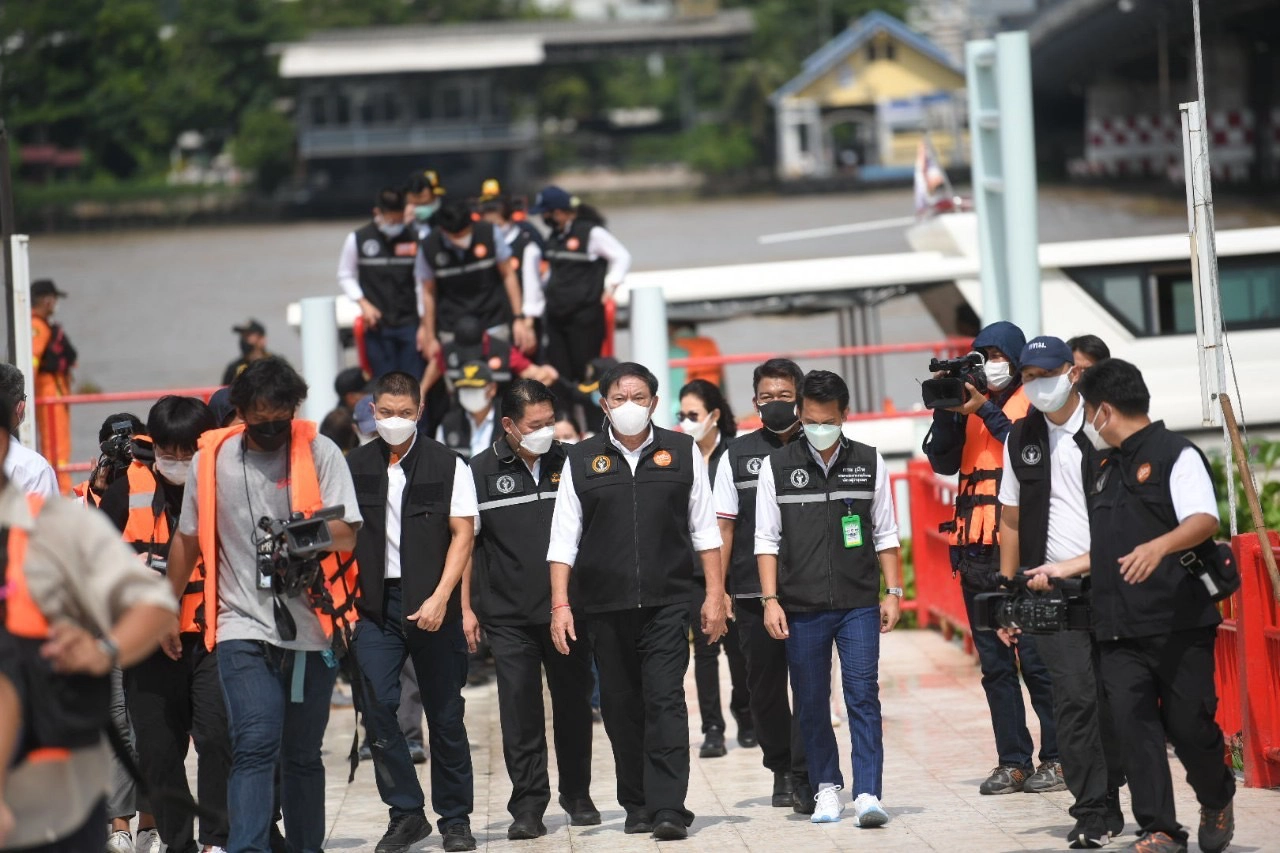 ผู้ว่าฯ อัศวิน ตรวจสถานการณ์น้ำในแม่น้ำเจ้าพระยา ยันไม่ท่วมเหมือนปี 54