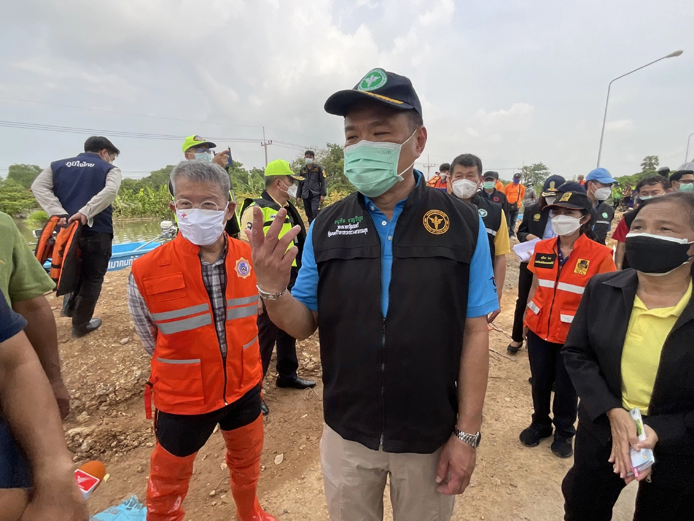 อนุทิน นำคณะลงพื้นที่มอบถุงยังชีพแก่ประชาชนผู้ได้รับผลกระทบ