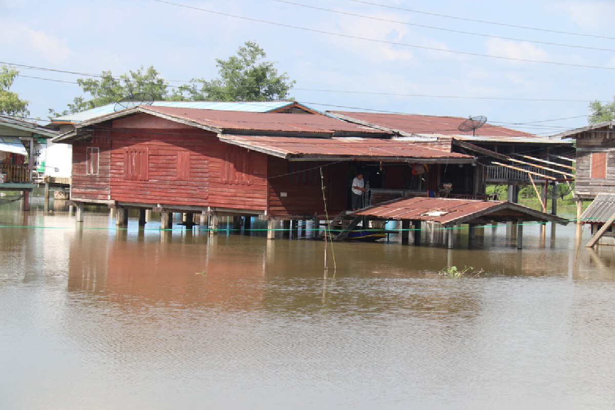 แม่น้ำยมไหลท่วมบ้านเรือน300หลังคาเรือน