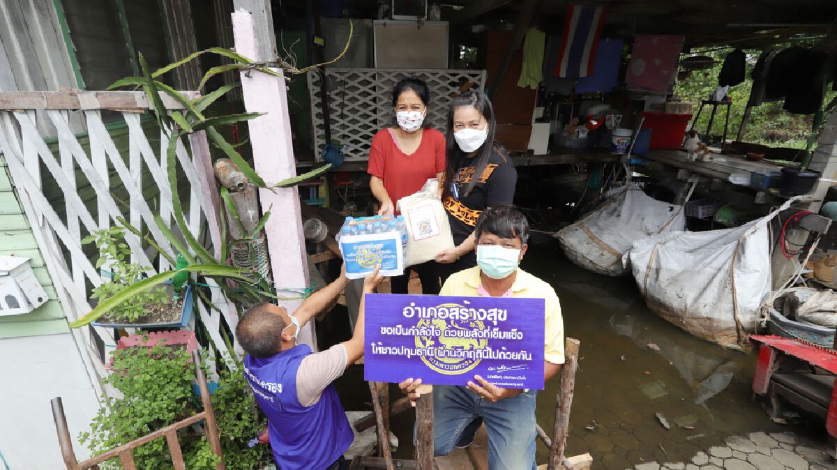 นอภ.เมืองปทุมธานีลุยเคาะประตูบ้านช่วยน้ำท่วม