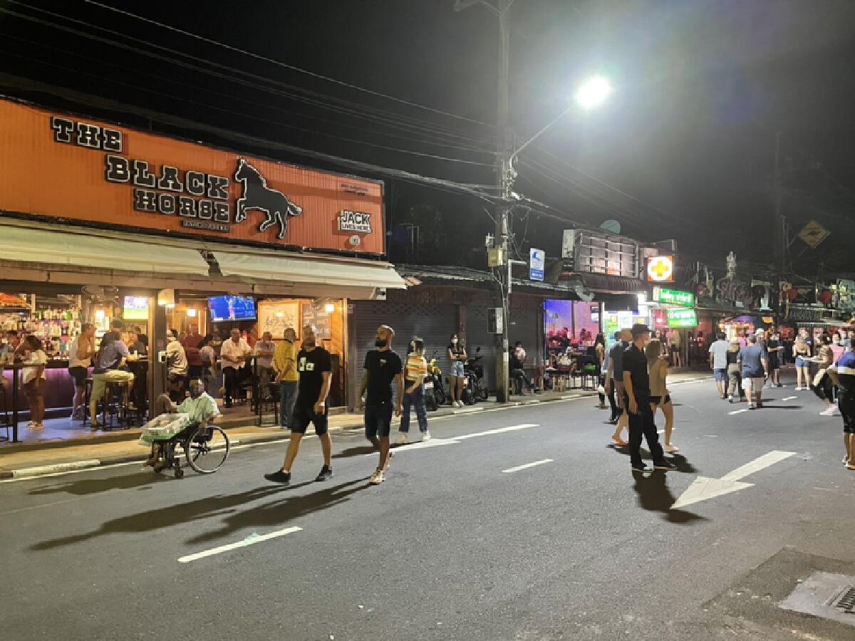 คืนชีพป่าตอง นทท.ต่างชาติแห่เที่ยวซอยบางลาคึกคัก