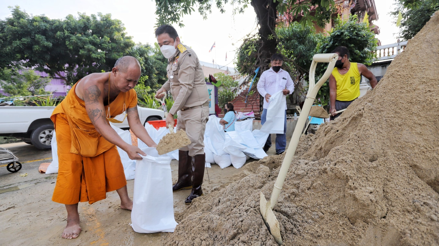 นอภ.เมืองปทุมธานี ลงพื้นที่ช่วยพระ ชาวบ้าน ทำคันกั้นน้ำ