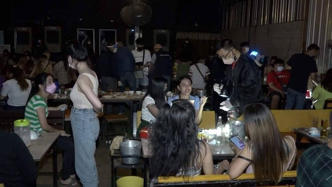 บุกจับร้านชื่อดังเมืองขอนแก่นเปิดบริการละเมิดคำสั่งจำหน่ายสุรา