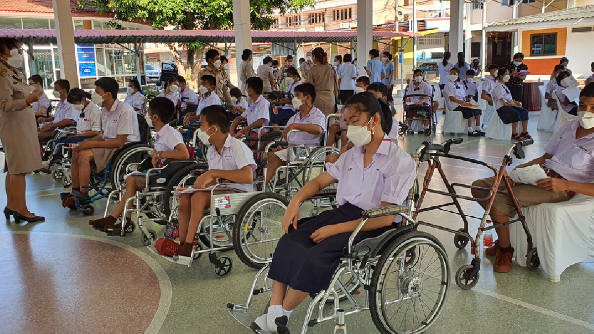 นักเรียนร.ร.ศรีสังวาลย์พกภาพดาราคนโปรดให้กำลังใจฉีดไฟเซอร์