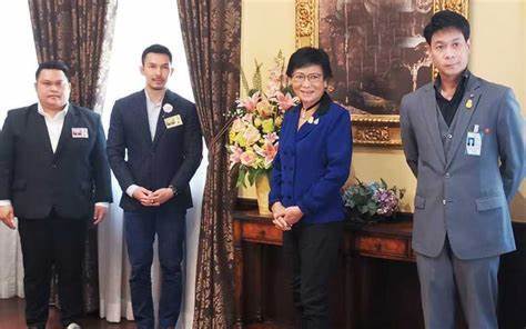 นายภูมิสรรค์ เสนีวงศ์ ณ อยุธยา พรรค ปชป. - คุณหญิงกัลยา โสภณพนิช รมช.ศึกษาธิการ 
