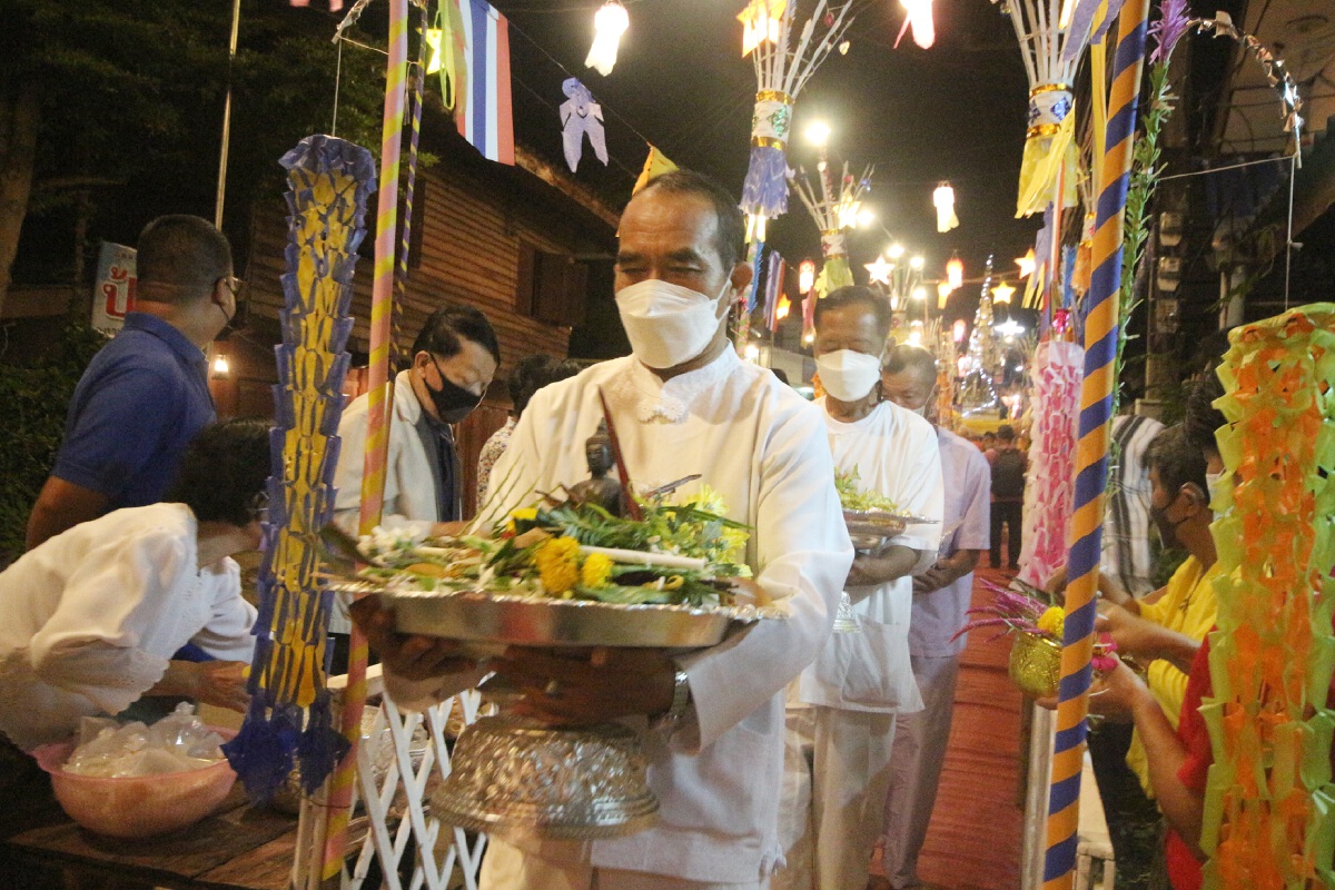 ชาวแม่ลาน้อยตักบาตรเทโวสืบสานวัฒนธรรมท้องถิ่น