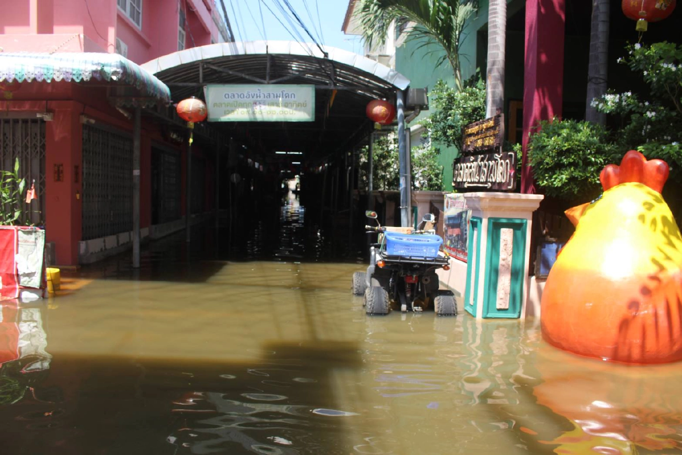 ตลาดอิงน้ำสามโคกกลายเป็นเมืองบาดาล หลังน้ำเอ่อล้นจากแม่น้ำเจ้าพระยา