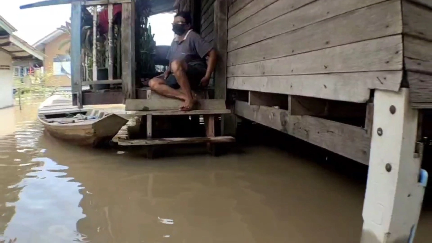 ผักไห่น้ำยังสูงถึงขอบหน้าต่าง ต้องลอยเรือหลบร้อนตามต้นไม้