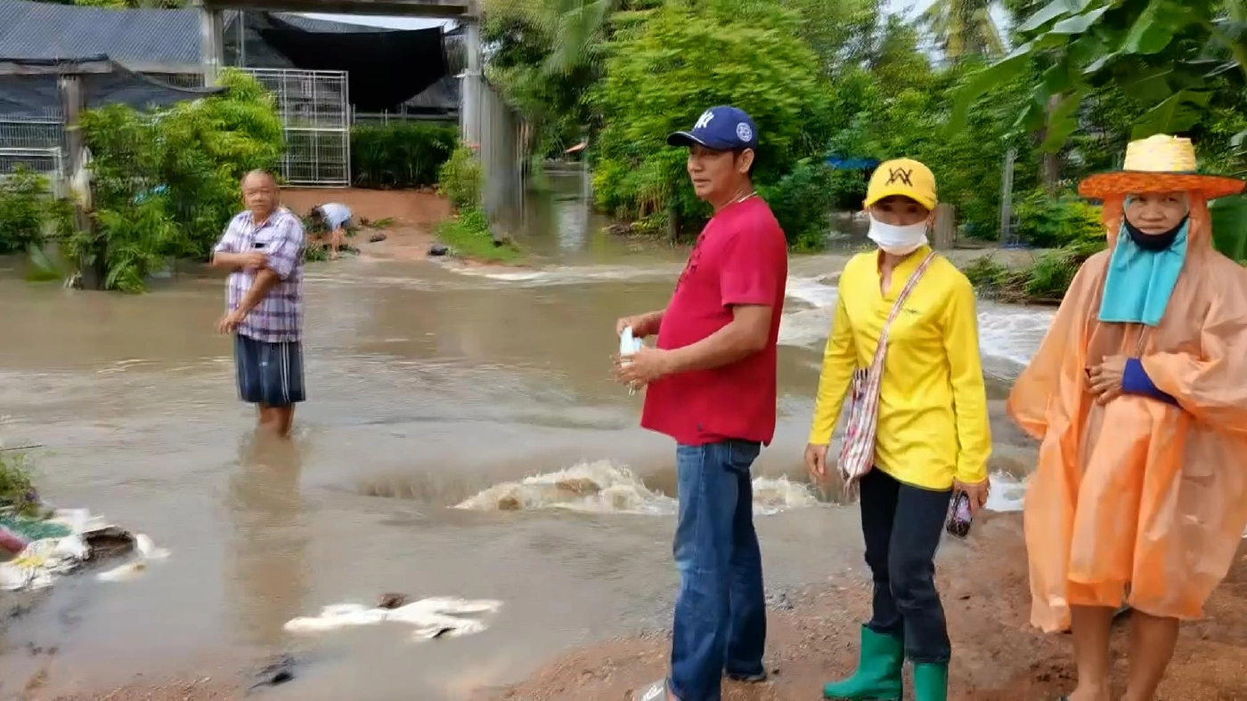 น้ำล้นอ่างทับเสลาอำเภอลานสักอ่วม ส่งผลกระทบ 4 ตำบล